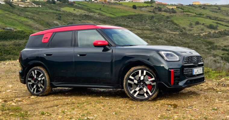 Класна кабіна, багато інформаційно-розважальних лагів: Mini JCW Countryman 2025 року 1