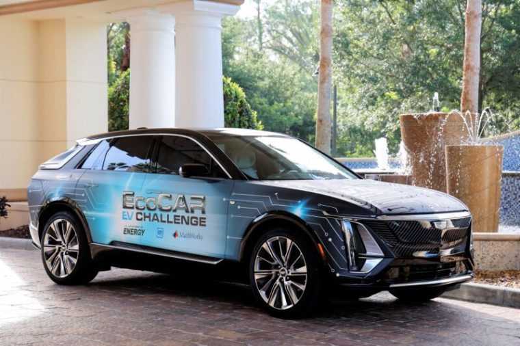 Чому групи студентів університету модифікують електромобілі Cadillac Lyriq?