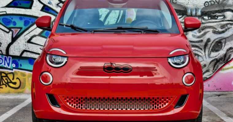 Fiat 500e 2024 року — це електромобіль вартістю 34 тисячі доларів, який викликає емоції, а не логіку 4