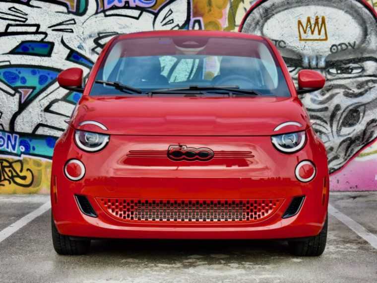 Fiat 500e 2024 року — це електромобіль вартістю 34 тисячі доларів, який викликає емоції, а не логіку