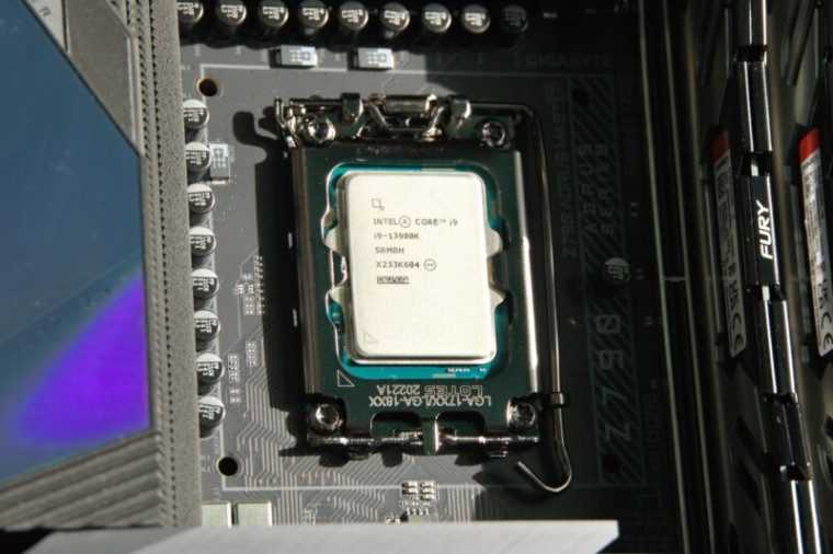 Intel розслідує збої в іграх на топових настільних процесорах Core i9