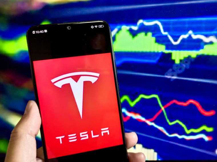 Прибутки Tesla впали на 55%, оскільки Ілон Маск уникає питань щодо дешевих автомобілів