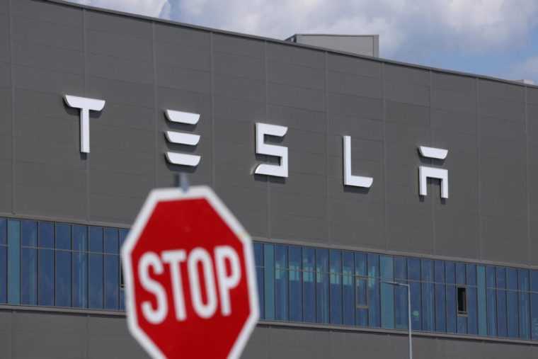 Tesla звільнить усіх, хто працює над Supercharger, новими автомобілями