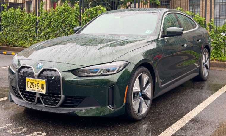 Одномоторний BMW i4 доводить, що менш потужний EV зазвичай кращий