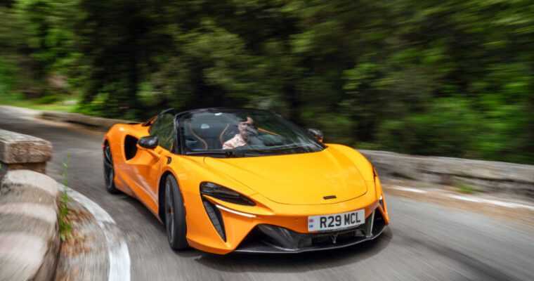 Привіт, сонечко! Ми тестуємо гібридний автомобіль McLaren Artura Spider 9